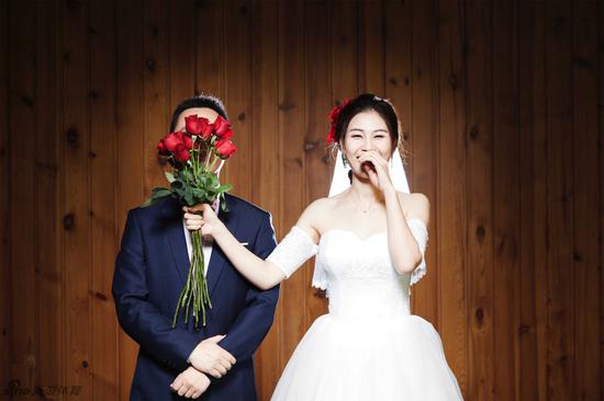 枪炮+玫瑰!奥运冠军易思玲创意婚纱照
