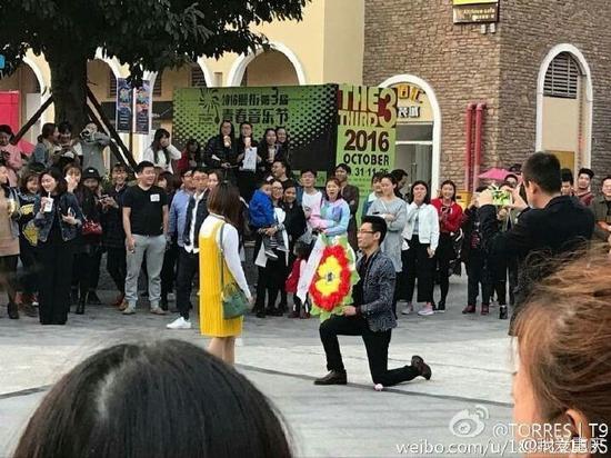一男子拿花圈求婚 女孩果断拒绝