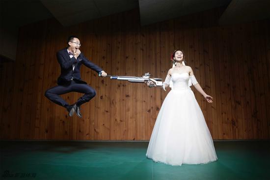 枪炮+玫瑰!奥运冠军易思玲创意婚纱照2