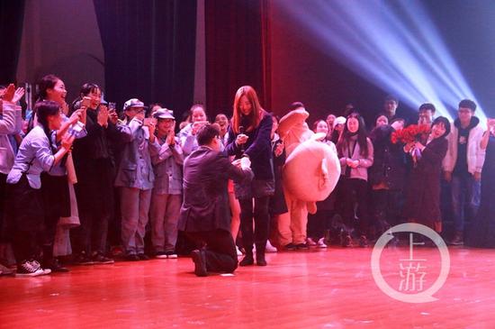 撒狗粮!重庆高校老师迎新晚会上求婚
