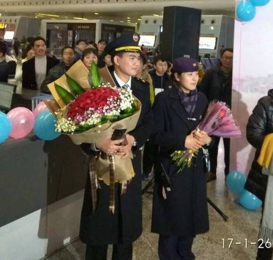 王希手捧鲜花穿过人群,来到方柳懿面前,在歌曲《今天你要嫁给我》中两人相拥。