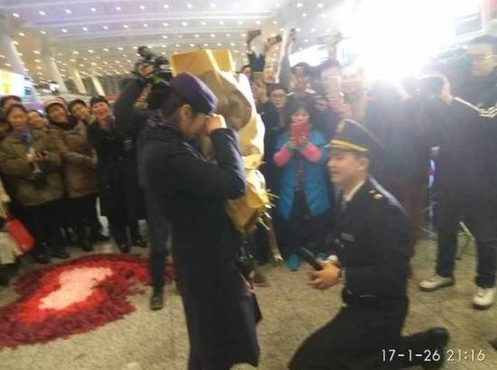 王希说,来东站三年,前两年过年我们都是在东站岗位上过的,今年班里知道恋爱2年多的我准备求婚,特意安排了今天我们值班,这样明天过年我们轮休就可以开开心心回家了。