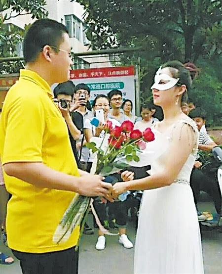文理学院女老师穿婚纱向学生求婚