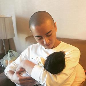 【陈晓病房内抽烟被投诉 陈妍希方:已道歉】. 来