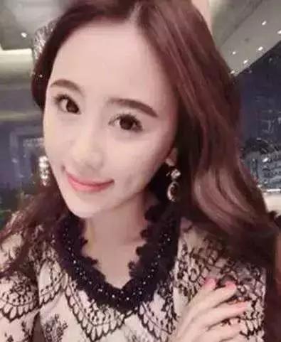 第九任:陈文婕
陈文婕,原名陈漾懿,出生于1989年3月,主持人,曾合作栏目《就想妆美女》《康熙盛典》”。陈文婕资料上显示其胸围是34D,似是很符合王思聪的“大胸”标准,然而其看似与网络资料不符的微博爆料照片却引起众多 网友吐槽:“王思聪为了证明自己不喜欢胸大的也是蛮拼的。”