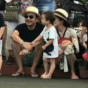 【恩爱!汪涵杨乐乐一家游澳洲 小沐沐赤脚. 来