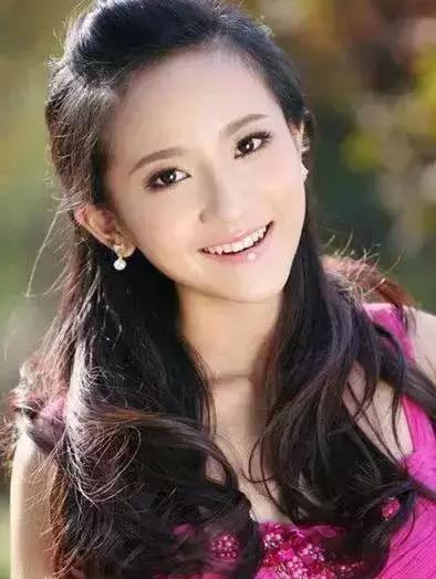 第四任:宋亮
王思聪在嘉人爆料的20岁小女友,家庭比较富裕。早前被曝光跟王思聪一起去参加婚礼。她被普遍认为就是王思聪口中“谈了两年”的女朋友。