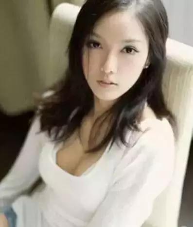 第二任:王颖
王思聪女友王颖,出生于湖北,上过天天向上,还客串过非诚勿扰2。王思聪对瑞丽模特比较偏爱。这位王颖就是第八届瑞丽封面女孩亚军,当过美空模特,还曾被网友扒过隆胸整容。不过,当时王思聪的回应是:“哥出来混这么多年,你觉得能找个假胸的?”