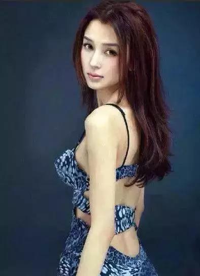 第三任:姚星彤
姚星彤是1983年生的黑龙江哈尔滨人,2003年参演电视剧《和你在一起》出道,之后还演过电影《十二生肖》和《前任攻略》。有网友扒出她和王思聪开通微博的时间差不多,当时有互相关注,而且从旧微博可看出,两人曾经一起出游,交往了一年。