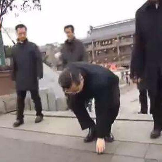 【三次捡92个,他被誉为捡烟头书记】西安. 来