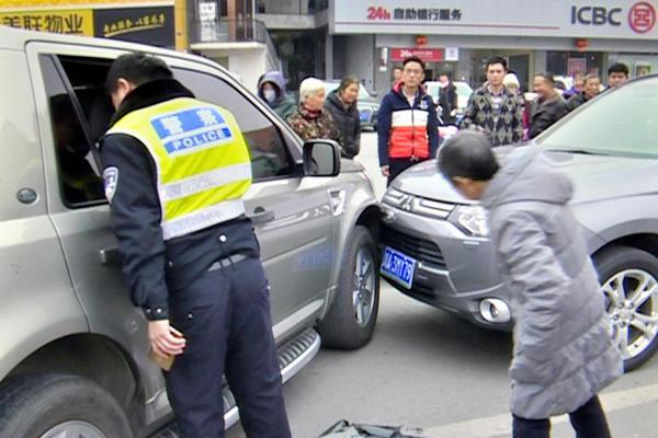 辟谷5天路虎司机饿晕撞车 交警: