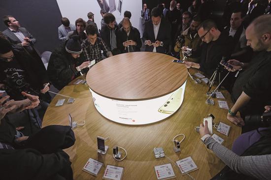 (2016年4月,用户在华为P9手机伦敦发布会的展台区体验产品)