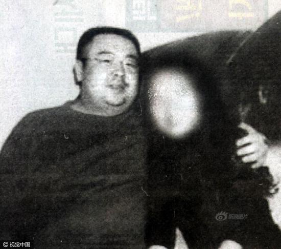 金正男曾一度被认为最有可能成为金正日的接班人,但由于他于2001年5月在日本成田机场试图拿假护照入境日本而被发现,从此便被冷落。