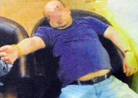 2017年2月18日报道,马来西亚传媒18日刊登一张照片,声称是金正男遇袭后,到机场诊所求助时的情况。照片可见,金正男当时可能已失去意识,半躺在椅上等待救援。照片中,他没有外伤,双眼紧闭。