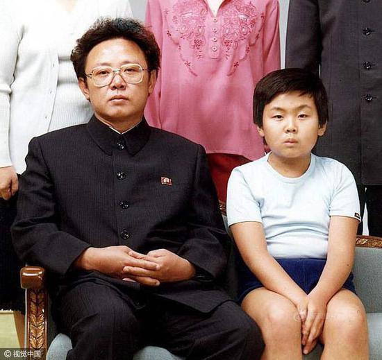 图为金正男与金正日合影。
