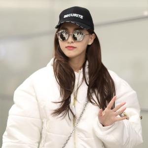 【唐嫣现身上海机场 微笑露酒窝超可爱[心]. 来