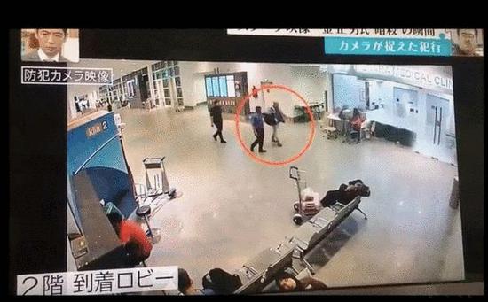 金正男一行来到二楼入境大厅旁的诊所