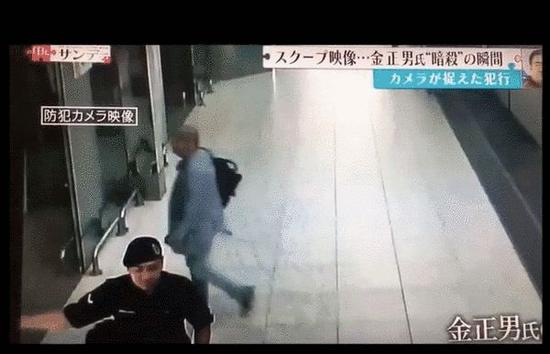 2月13日,金正男身着套装进入吉隆坡第二国际机场三层离境大厅大门,身背黑色单肩包,独自一人。