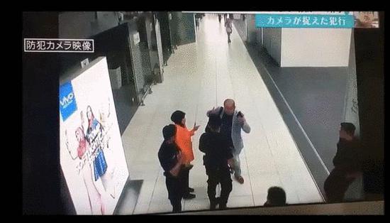 金正男在离境大厅门口向工作人员求助