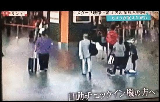 随后,金正男走向大厅询问台东侧的自助值机柜台