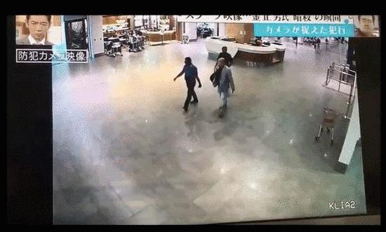 金正男在工作人员和警方的陪同下前往诊所