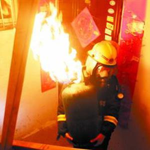 【煤气罐起火 90后消防员抱火冲下7楼[心]. 来