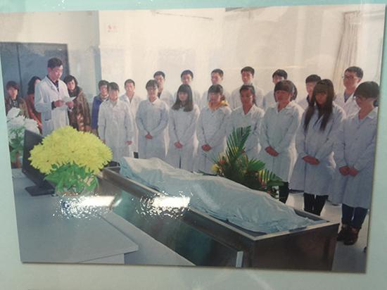 解剖课上,师生举行感谢无语体师仪式。