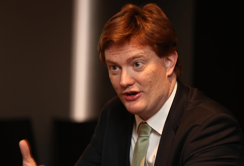 3月1日,亚投行副行长丹尼·亚历山大接受韩联社记者专访。(韩联社)