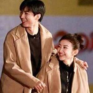 【景甜背起了王俊凯!两人情侣装还有小互动. 来