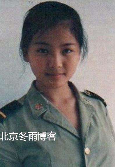 3月5日下午,刘涛在微博晒出一张少女时期的军装照,感慨道:“时间,都留在了记忆里。”照片中,刘涛一身军装头戴军帽,身姿挺拔,脸庞未褪的婴儿肥显得青春可爱。
