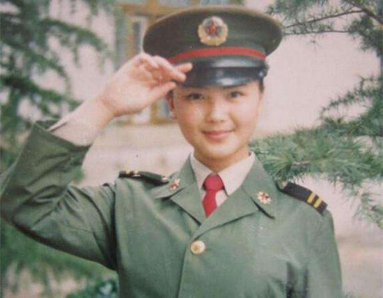 3月5日下午,刘涛在微博晒出一张少女时期的军装照,感慨道:“时间,都留在了记忆里。”照片中,刘涛一身军装头戴军帽,身姿挺拔,脸庞未褪的婴儿肥显得青春可爱。