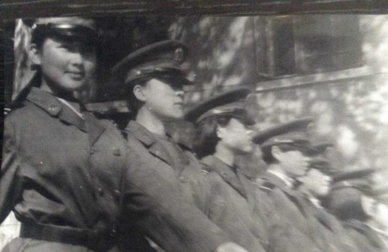 3月5日下午,刘涛在微博晒出一张少女时期的军装照,感慨道:“时间,都留在了记忆里。”照片中,刘涛一身军装头戴军帽,身姿挺拔,脸庞未褪的婴儿肥显得青春可爱。