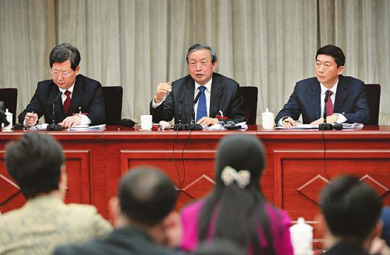 3月5日下午,中共中央政治局委员、国务院副总理马凯来到他所在的山西代表团,同代表一起审议政府工作报告。记者李联军摄