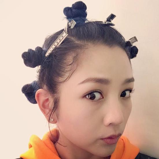 【要过女生节!何洁少女萌系自拍打几分?】. 来