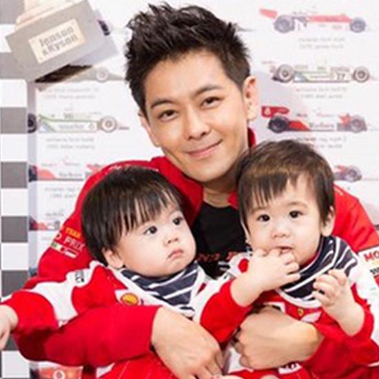 【林志颖双胞胎儿子玩躲猫猫?侧头偷看萌哭.