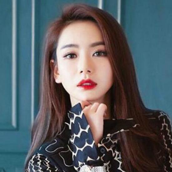 【戚薇素颜当美妆博主 化妆期间金句包袱抖. 来