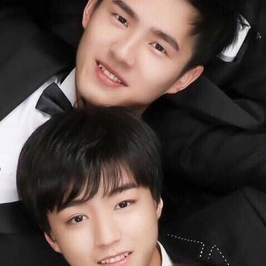 【王俊凯刘昊然这对小虎牙少年 他们笑容太. 来