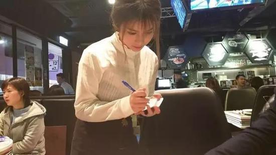 在做服务员时被偷拍