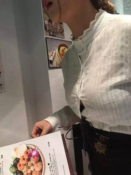 在做服务员时被偷拍