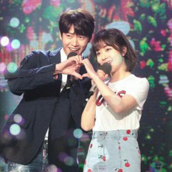 【谭松韵魏大勋牵手对唱情歌 认识半天即闪. 