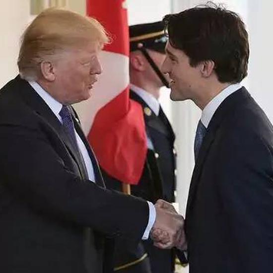 【特朗普的握手神功竟然被加拿大帅哥总理化.