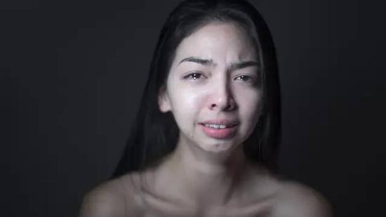 今天本该是我肚里的孩子满十周大的日子,可他却被一根管子刮除,并抽离了我的身体。
上次看到他时,他有颗大大的头,闪亮亮的小心跳,还有光丝般细细的脊椎扭啊扭,像在扭屁股,好搞笑。两周后再见,竟只剩一些干扁皮膜。不知何时他已离开我的怀抱。医生说胚胎萎缩的可能原因有很多,但我一个都不想知道。没有任何解释能令我释怀,也没有任何方法可以带回我亲爱的宝宝。