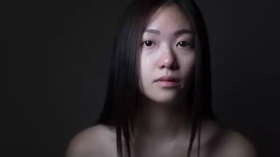 其实我小时候不是很有自信,长得也特别胖,会被其他小朋友拳打脚踢。那时我还不知道什么是霸凌,也没有这种观念。妈妈是一名教育工作者,她常常告诉我:“如果别人会讨厌你,要先检讨你自己。”所以每次我被同学打,都不敢跟妈妈说。我怕她会叫我先想想自己有什么错,可是有时候,我真的不知道为什么。
我那时候有哭,哭是因为我知道哭过以后要变得更勇敢。当时的我没有因为霸凌而逃学,也没有和别人引起斗争,我忍下来了。所以今天的我比其他人更勇敢。