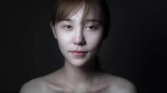 我在正式分手前的派对裡,遇见了一个男生。那天在派对裡我很安静,没有说话,只是静静的坐在椅子上。
他也只是凑巧坐过来,我们没什么谈话。之后我们变成了朋友,他对我说:「你知道为什么我想要拯救你吗?我在当兵时看过一个学弟被霸凌,他在跳楼自杀之前的眼神我永远记得。我一直在想,如果我能和他说几句话,是否能改变他的决定?」我听完这番话,当然会觉得怎么会有人如此自大,觉得能拯救别人,但就是因为这样,我没有死去。
其实派对的隔天我本来是想要烧炭自杀的。