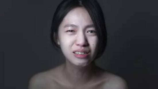 我想当个好女孩,想好好这段感情收尾,毕竟这也是我的第一段爱情。但是要当开口说分手的人,就像爱情的刽子手,我好像永远都不会成为好女孩。