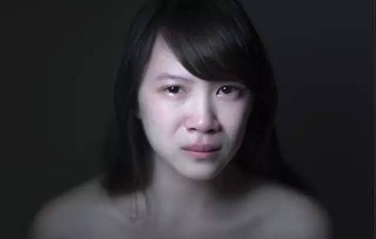 他跟大家的说法是我不想跟他结婚、我们不会有未来,好像某一部分都是我的错,但我没有告诉人家说是他喜欢上别人。我最感动的是他们公司有一位姐姐打电话到我们公司问我这件事情。我那个时候完全不知道下午该怎麽上班,整个心情就是上不下去。那个姐姐是第一个打电话来安慰我的人。