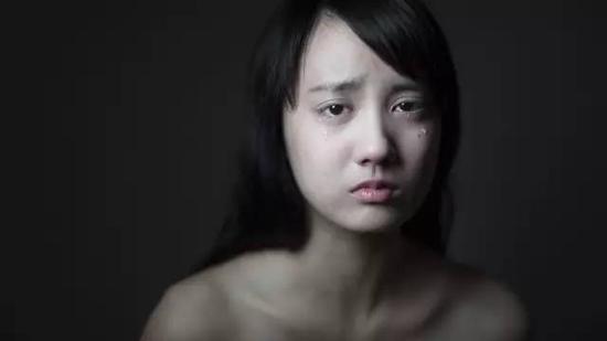 我记得爸爸在那场生死攸关的开刀前一晚,他选择受洗成为基督教徒。爸爸曾经是很虔诚的佛教徒。他说:“我成为基督徒,是为了让妈妈知道,如果有什么万一,我会在天堂等著她”。
爸爸说他怕身为佛教徒会轮回到下一世,而错失了和妈妈相遇的机会。