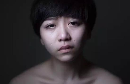 他跟我讲之后,我觉得很对不起他女朋友,因为我原本不知道他有女友,我想说“好,那就算了”,可之后感觉我就是有点备胎性质。他和女友吵架了才来找我。最后我觉得与其让他两边都很痛苦,不如放他走比较好。毕竟一开始就不是我的,现在感觉好像是我的,心里又其实不是我的。
摄影师:所以其实他就不是你的。
对,终究不是我的。