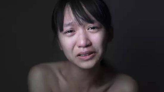 我还记得有一次,从幼稚园回家,爷爷很神秘的来接我,说回家有很好玩的东西给你看,我就很期待啊。我们家住在一楼,有只鸽子来吃东西,不小心飞到我们家客厅。爷爷就把它关在客厅。他只为了等我回家,让我看那只鸽子。