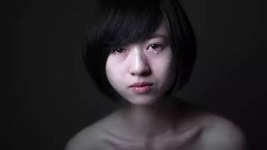 人生要重新开始了,要找新工作,换一个电子信箱,找新房子,退掉刚租不到三个月的旧房子、还有新申装连账单都还没有来的网路第四台,以及绑在一起的行动电话。
想到这些确实会令人打退堂鼓:“还是别分手了吧?”其实我心里希望他会吃很多很多苦,然后发现:全世界没有人会再像我一样对他这么好了。